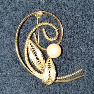 Elegant Vintage Art Nouveau Culture Pearl Gold Tone Swirl Brooch